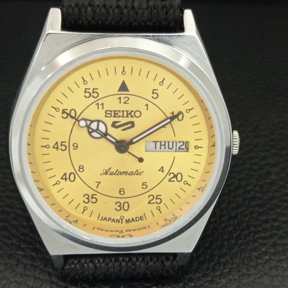 Vintage 1974 Seiko Automatic Mens Silver Watch W/daydate & Yellow accents - Picture 4 of 10